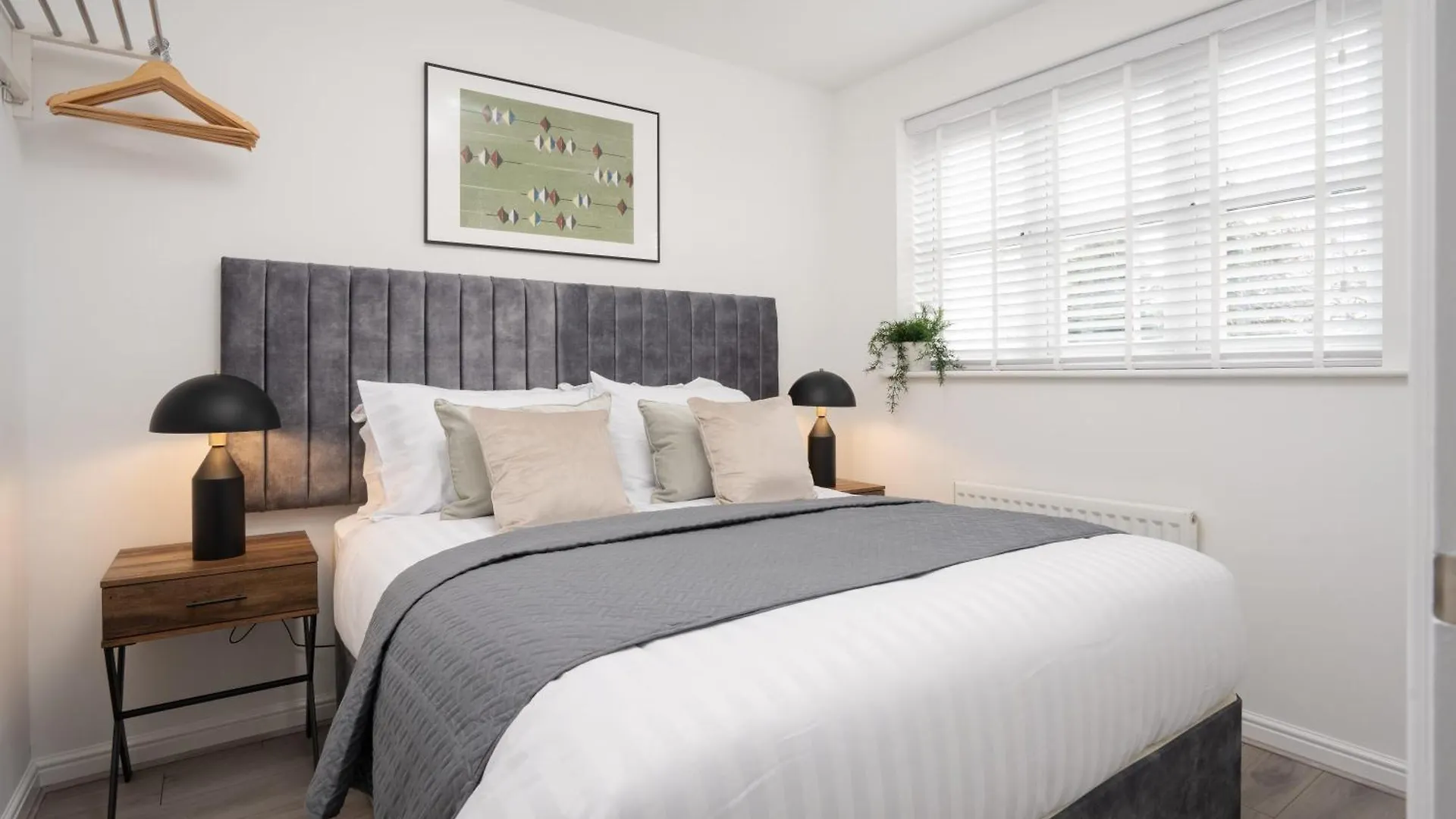 Freshly Renovated 4-Bed 3 Floors Free Parking contacts