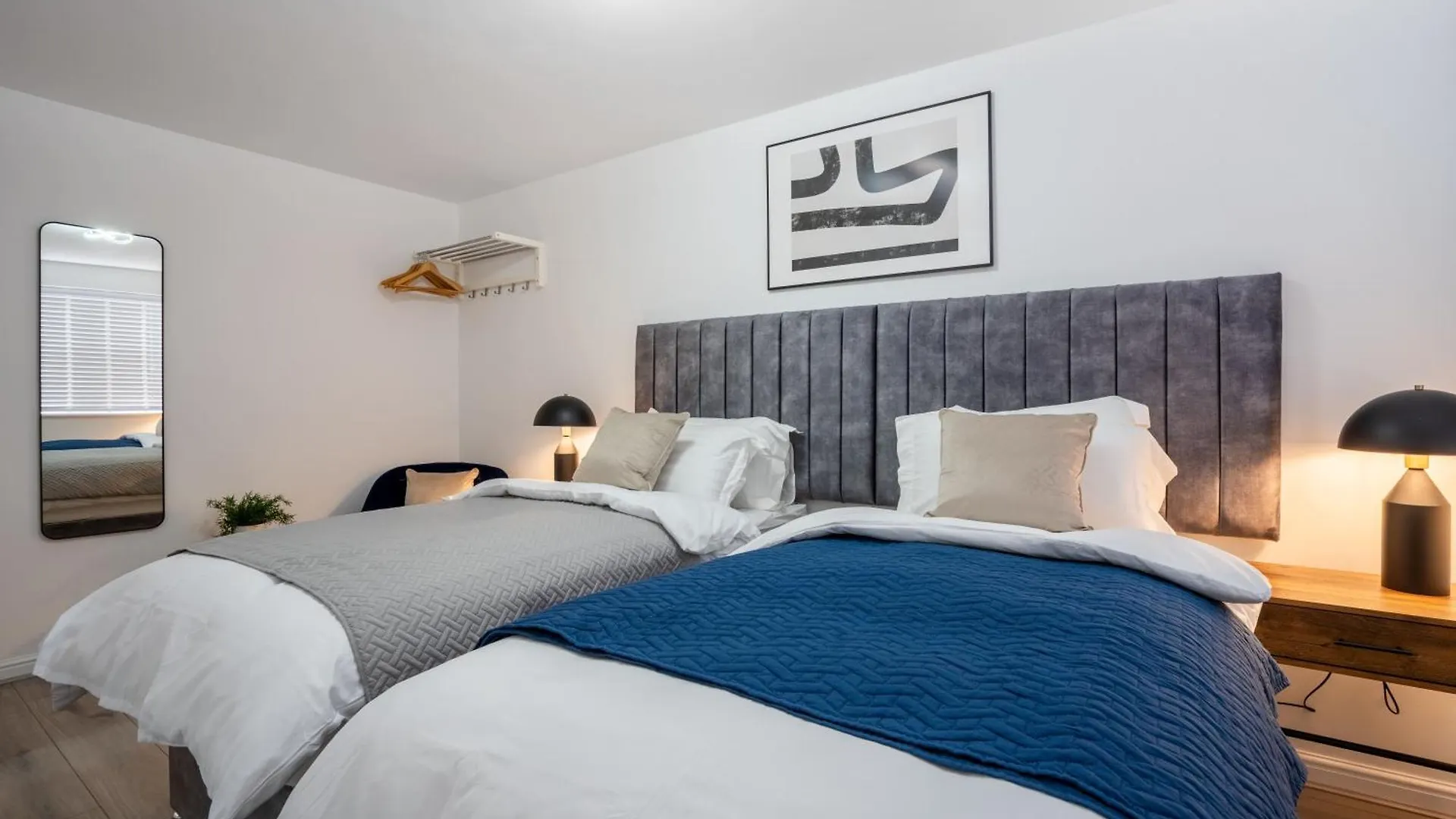 Holiday home Freshly Renovated 4-Bed 3 Floors Free Parking Villa Liverpool