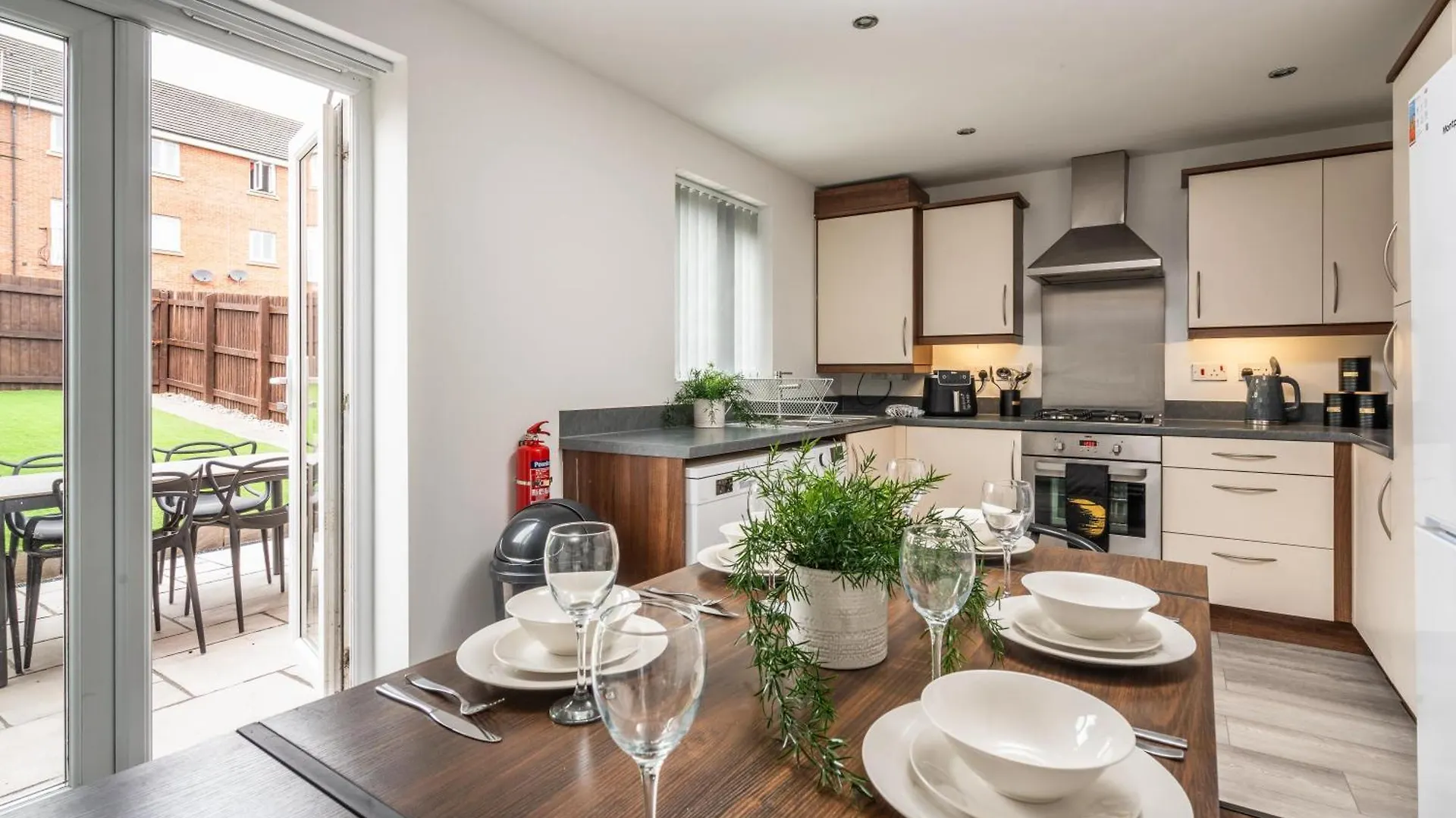 Freshly Renovated 4-Bed 3 Floors Free Parking Villa Liverpool