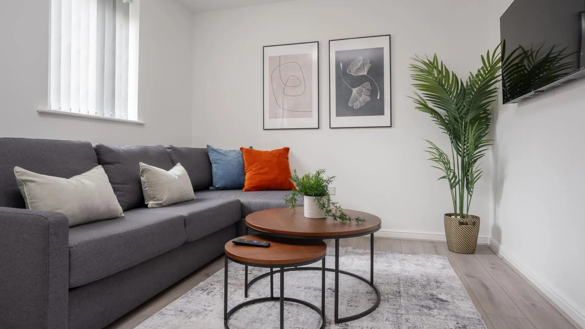 Holiday home Freshly Renovated 4-Bed 3 Floors Free Parking Villa Liverpool