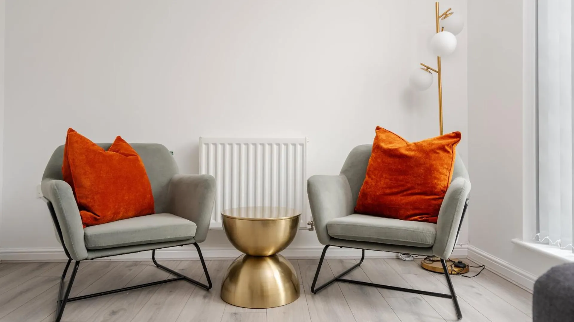 Freshly Renovated 4-Bed 3 Floors Free Parking Villa Liverpool Holiday home