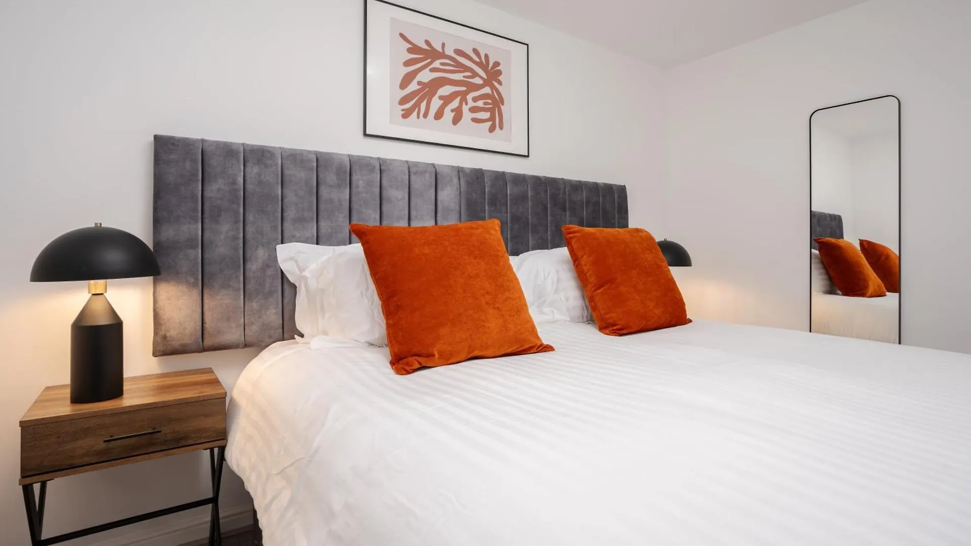 Freshly Renovated 4-Bed 3 Floors Free Parking Villa Liverpool United Kingdom